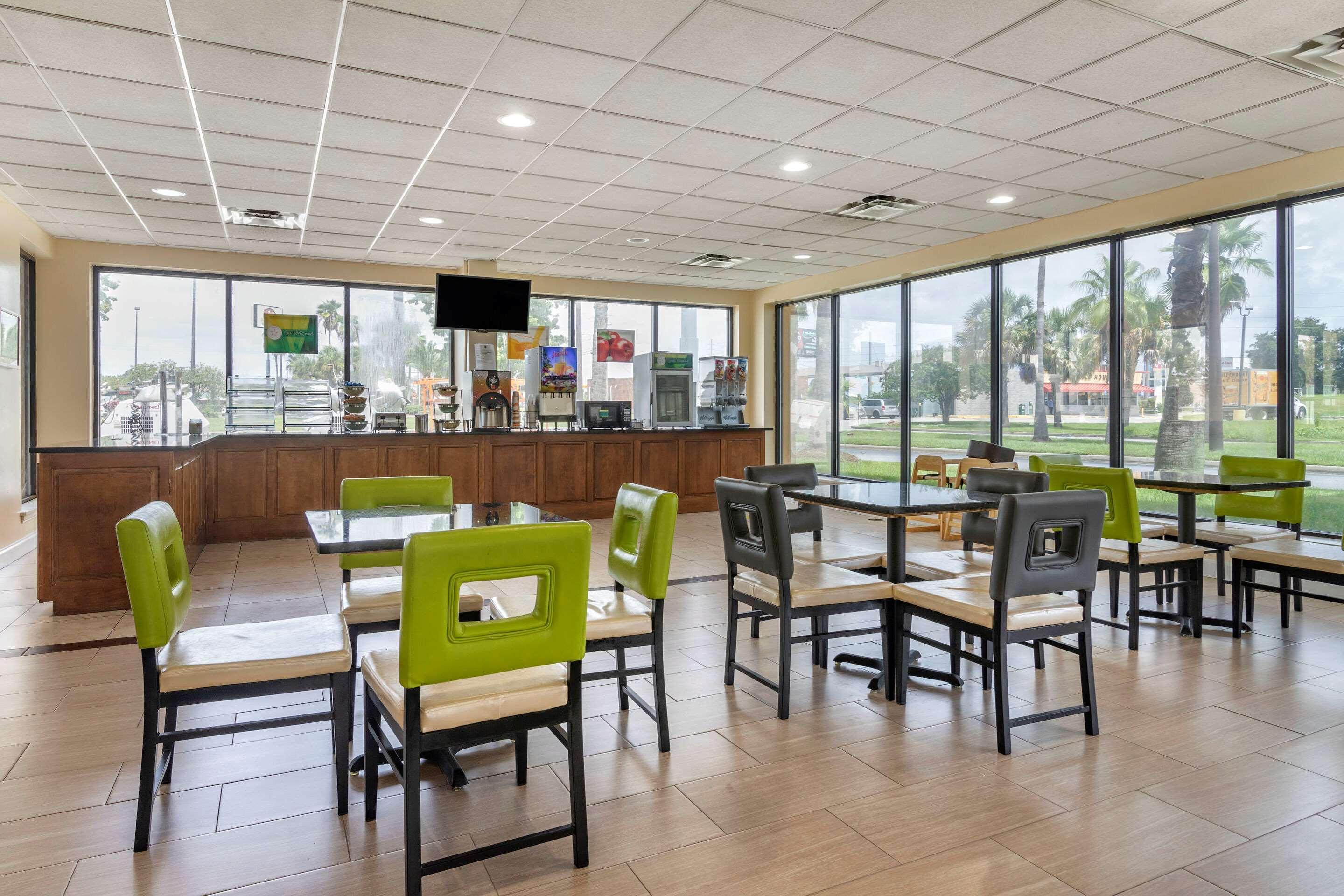 Quality Inn Брунсуик Екстериор снимка